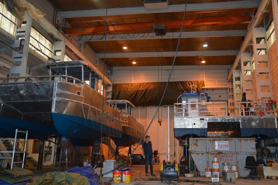 Fire oppdrettsfartøy er under utrusting i Rosendal i desse dagar, to av desse skal til Tombre fiskeanlegg og to til Firda Seafood. Foto: Therese Soltveit.