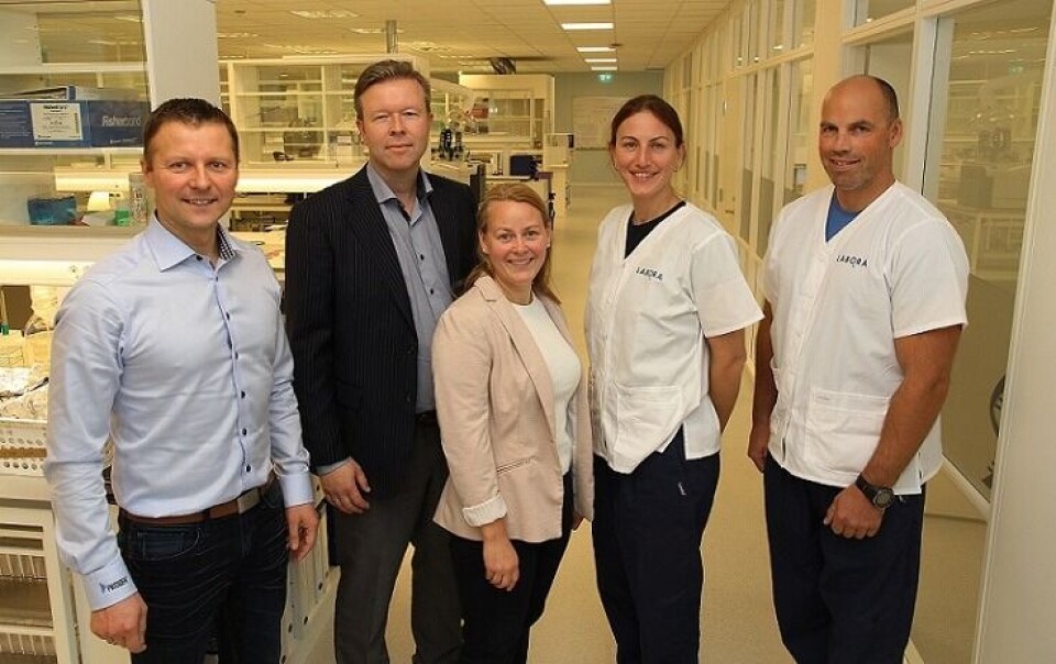 Fra Venstre: Ove Gjelstenli (Salg- og Markedsdirektør i Patogen), Jørn Ulheim (CEO i Patogen), Karianne Jakobsen (Daglig leder i Labora), Åse Emblem og Jim Ness (begge nye medarbeidere i Patogen Nord). Foto: Patogen. Fra Venstre: Ove Gjelstenli (Salg- og Markedsdirektør i Patogen), Jørn Ulheim (CEO i Patogen), Karianne Jakobsen (Daglig leder i Labora), Åse Emblem og Jim Ness (begge nye medarbeidere i Patogen Nord). Foto: Patogen.