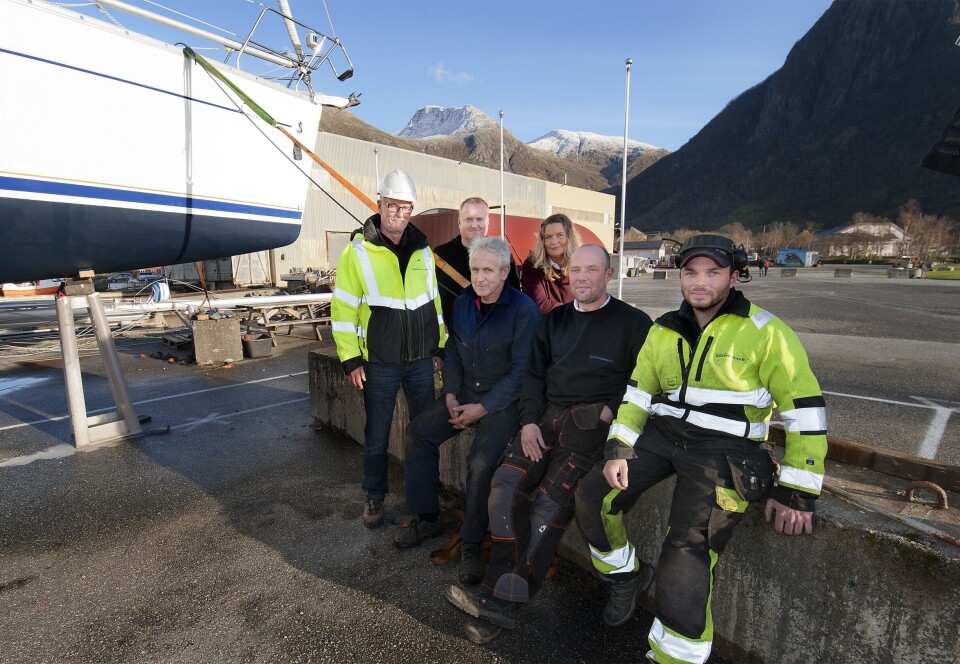 Det er stor pågang ved Rosendal Marineservice sine lokal i Kvinnherad kommune. Her er nokre av dei ti tilsette F.v dagleg leiar Svein Arne Sæberg, Toralf Gjuvsland, Svein Jarle Mehl, Linda V. Krossøy (økonomi), Sven Syvertsen og Kjetil Skåla. Foto: Gunn-Bente Stølen/Grenda lokalavis.