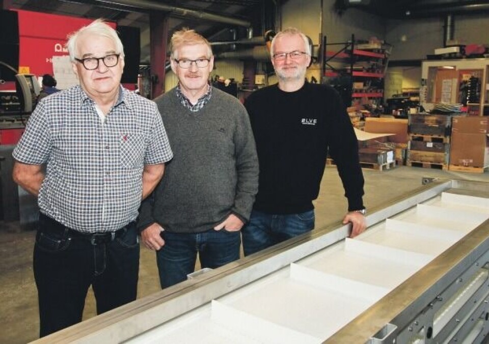 Ølve Industrier har sendt to av tre utstyrsleveranser av gårde til Færøyane. Eierene Arne (t.v.), Thor og Tor Heine Nerhus gleder seg over det store oppdraget. Foto: Håvard Sætrevik/Grenda.