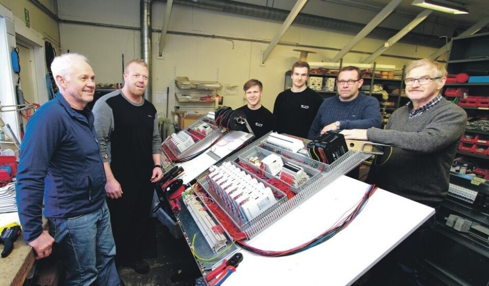 Thor Nerhus (t.h.) ved Ølve Industrier, sammen med Kjell Ingemar Sundfjord (t.v.), Jan Gunnar Tufta, Håvard Teigland Hunstad, Anders Nerhus og Jan Magnus Aasen. Foto: Håvard Sætrevik/Grenda.