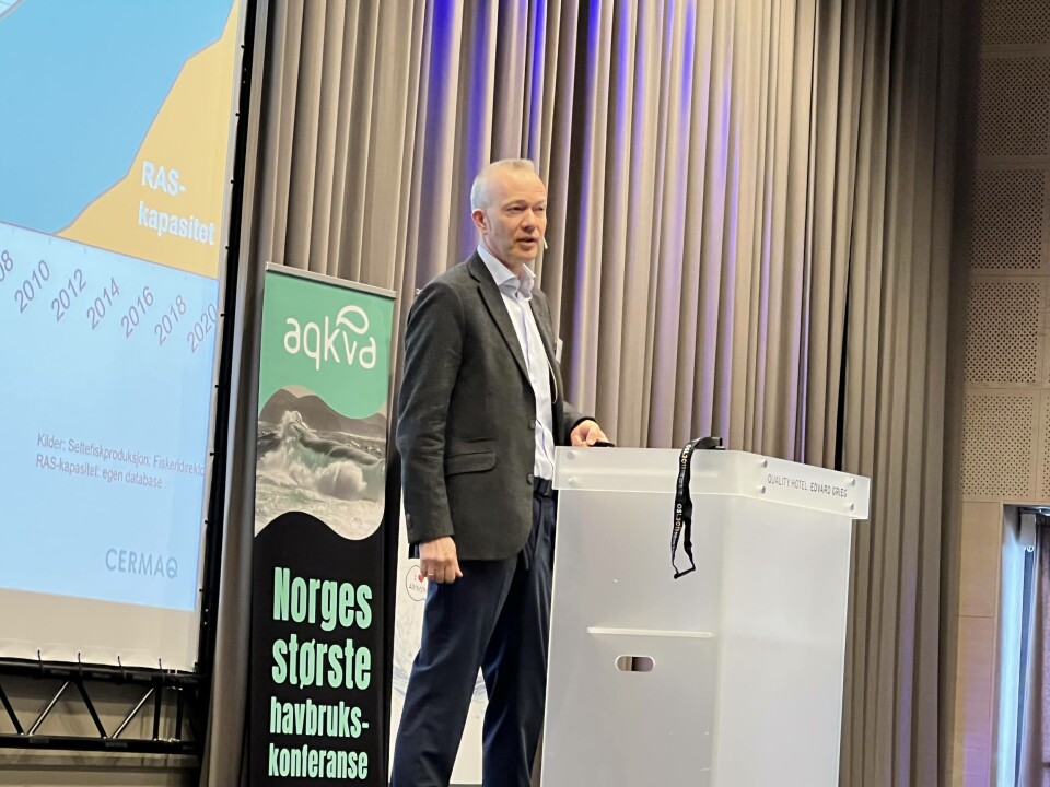 Bendik Fyhn Terjesen på talerstolen i forbindelse med aqkva-konferansen før påske. Foto: Ole Andreas Drønen Bendik Fyhn Terjesen på talerstolen i forbindelse med aqkva-konferansen før påske. Foto: Ole Andreas Drønen