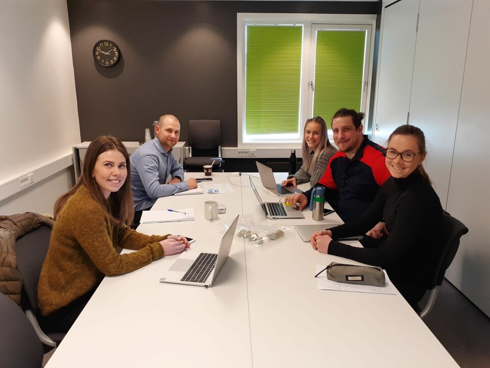Selskapet Kystmiljø samarbeider blant annet med NTNU. Fra venstre, prosjekt- og kvalitetsleder hos Kystmiljø AS, Tina Olaussen; førsteamanuensis ved NTNU, Kirill Mukhatov (veileder ); og bachelorstudenter ved matteknologi på NTNU, Helene Hageli, Torbjørn Rubin og Marie Nustad. Foto: Kystmiljø / Ignat Tolstorebrov Selskapet Kystmiljø samarbeider blant annet med NTNU. Fra venstre, prosjekt- og kvalitetsleder hos Kystmiljø AS, Tina Olaussen; førsteamanuensis ved NTNU, Kirill Mukhatov (veileder ); og bachelorstudenter ved matteknologi på NTNU, Helene Hageli, Torbjørn Rubin og Marie Nustad. Foto: Kystmiljø / Ignat Tolstorebrov