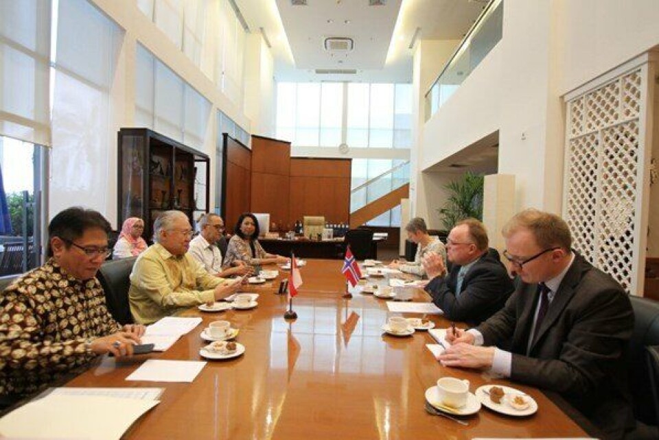 Fiskeriminister Per Sandberg i møte med Indonesiske myndigheter i Jakarta. Klikk for større bilde. Foto: NFD