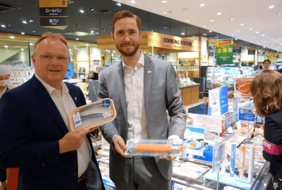 Fiskeriminister Per Sandberg og fiskeriutsending Gunvar Lenhard Wie viser frem norsk sjømat i butikk i Japan. Foto: Norges Sjønatråd.