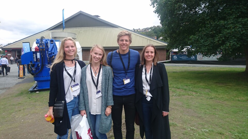 Marinstudenter på Aqua Nor. Fra venstre: Hedda Sofie Sjøvaag, Hanne Buan, Lars Gellein Halvorsen, Maiken Berthelsen. Bilde: Katarina Berthelsen