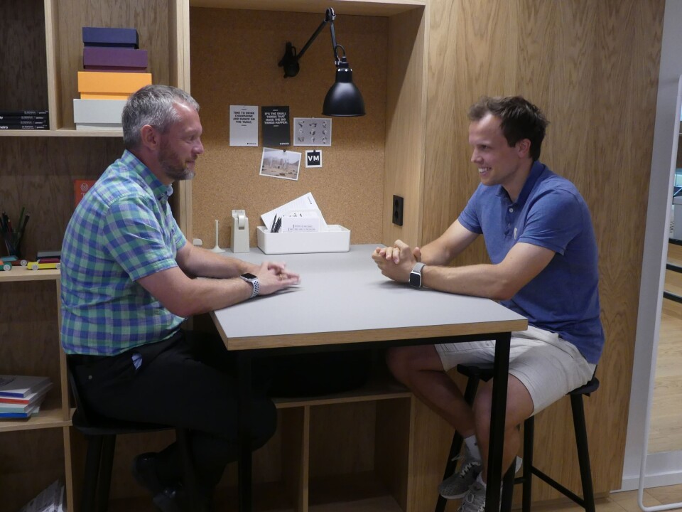 Simon Økland fra Bremnes Seashore og Erlend Eide fra Eide Fjordbruk diskuterer de mange løsningene som har kommet inn. Foto: Ole Andreas Drønen Simon Økland fra Bremnes Seashore og Erlend Eide fra Eide Fjordbruk diskuterer de mange løsningene som har kommet inn. Foto: Ole Andreas Drønen