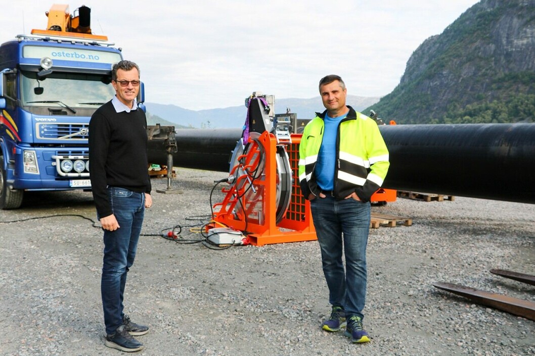 Richard Cornell (adm.dir.) og Steinar Holen (leiar mekanisk) i Østerbø Maskin framfor utstyret for plastsveising av 1200 mm rør. Foto: Kristin Myren