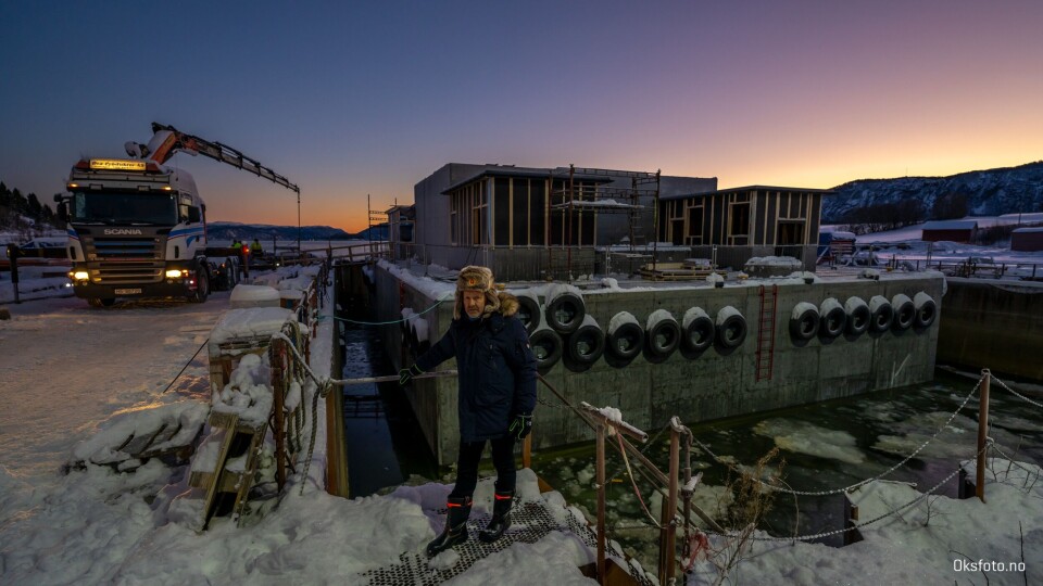 Daglig leder Torgeir Iversen ved sjøsetting av fôrflåte. Foto: Oksfoto.no Daglig leder Torgeir Iversen ved sjøsetting av fôrflåte. Foto: Oksfoto.no
