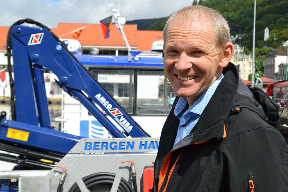 Daglig leder Håkon Tombre i Tombre Fiskeanlegg er glad for å få på plass enda en arbeidsbåt. Nå håper han at selskapet kan gjøre flere arbeidsoperasjoner selv. Foto: Therese Soltveit.