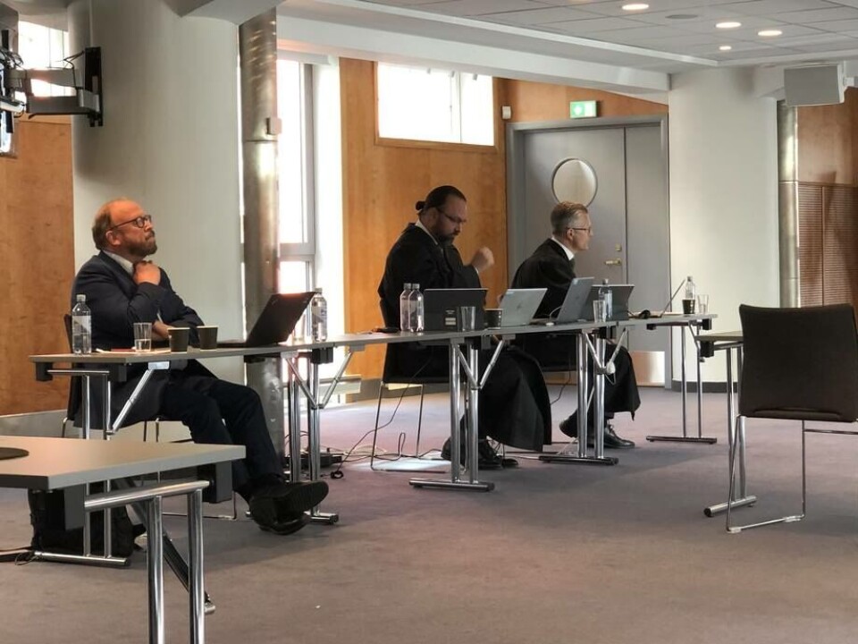 Carl-Erik Arnesen, styreleder i Hav Line, sammen med advokater fra advokatfirmaet Thommessen. Foto: Ole Andreas Drønen/Kyst.no.