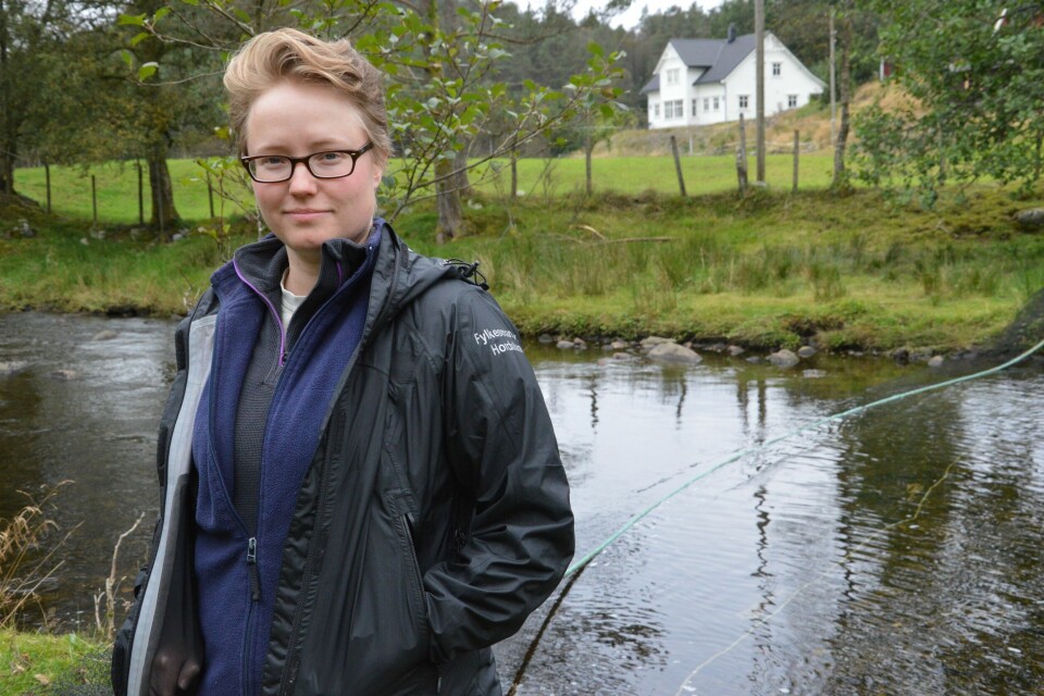 Fiskeforvalter Gry Walle fra Fylkesmannen i Hordaland her avbildet i Ådlandsvassdraget i fjor. Foto: Therese Soltveit.
