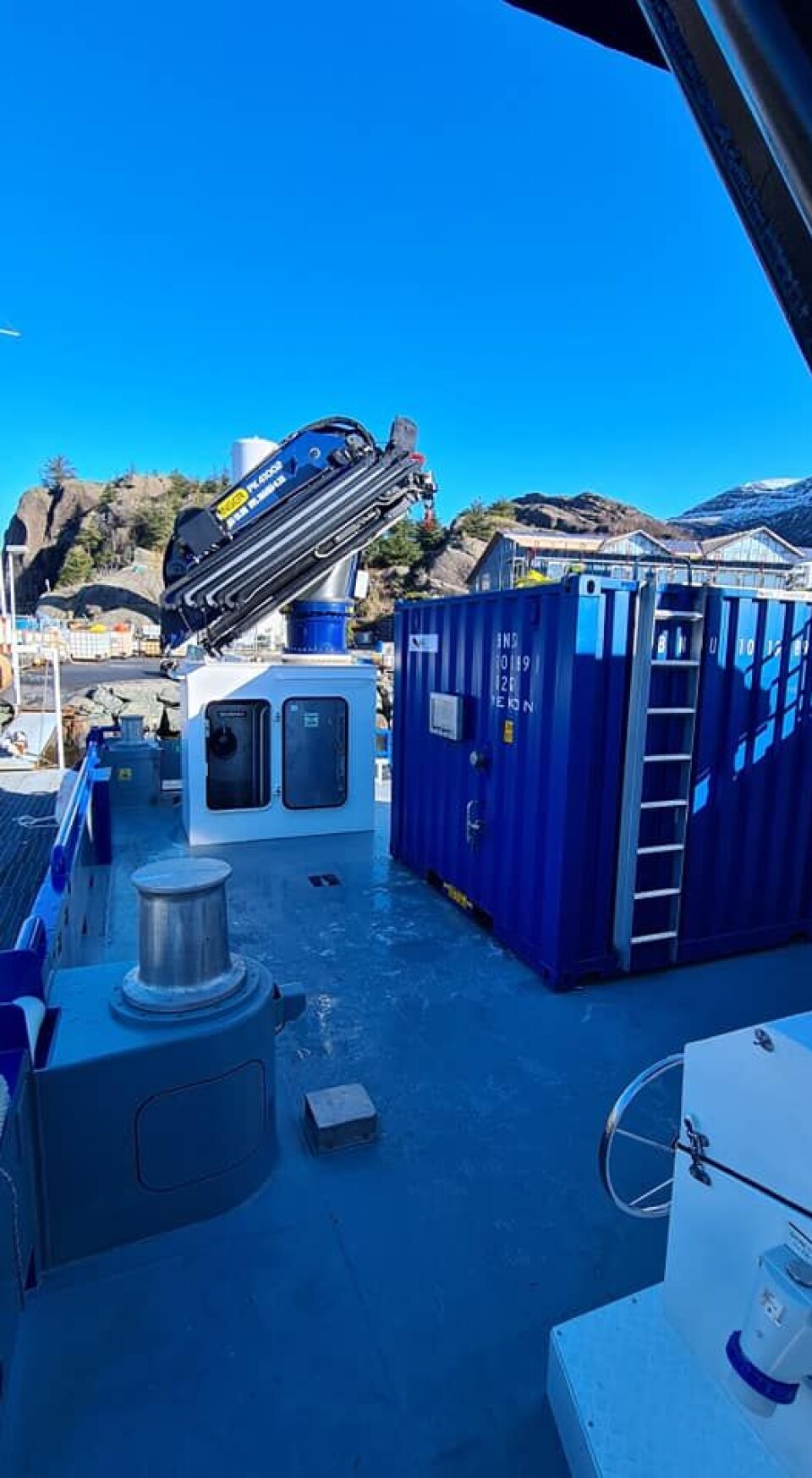 Den nye servicebåten har fire nokkar, 40 tm kran og eige Mekon ensilasjesystem i mobil container på dekk. Foto: Sulefisk Den nye servicebåten har fire nokkar, 40 tm kran og eige Mekon ensilasjesystem i mobil container på dekk. Foto: Sulefisk