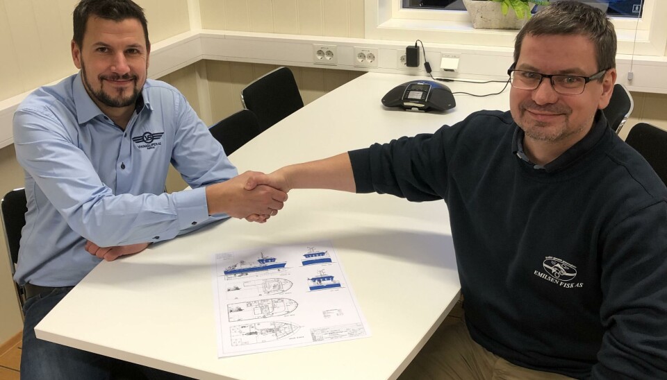 Her signeres kontrakten som gjør at Emilsen Fisk vil øke kapasiteten på anleggene sine. Mikal Nordheim fra Viknaslipen(t.v) og Roy Emilsen. Foto: Viknaslipen AS