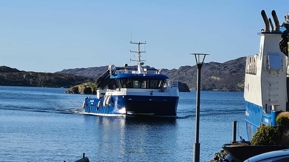 Den nye arbeidsbåten «Suleglimt» er skreddersydd for Sulefisk sine behov, og vil betjene alle dei seks lokalitetane til selskapet. Foto: Suleglimt