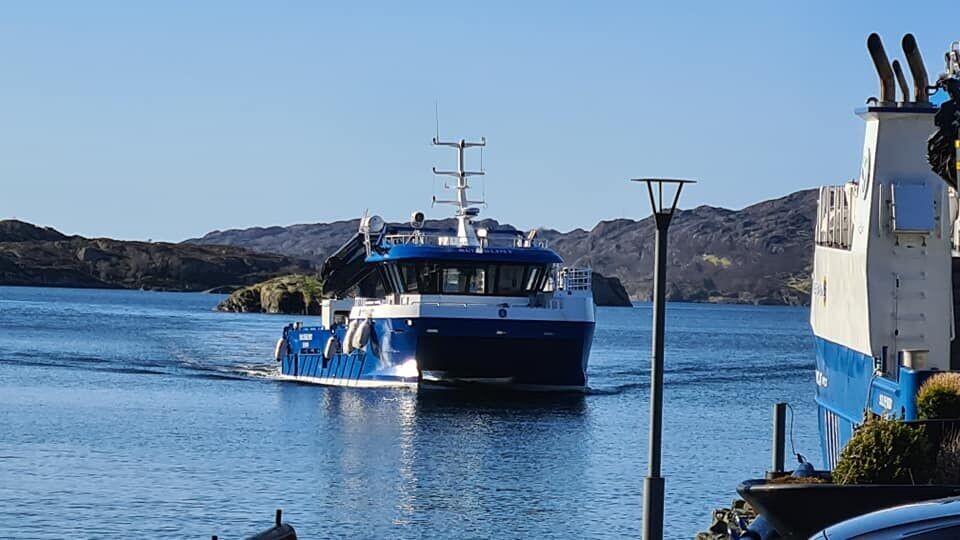 Den nye arbeidsbåten «Suleglimt» er skreddersydd for Sulefisk sine behov, og vil betjene alle dei seks lokalitetane til selskapet. Foto: Suleglimt Den nye arbeidsbåten «Suleglimt» er skreddersydd for Sulefisk sine behov, og vil betjene alle dei seks lokalitetane til selskapet. Foto: Suleglimt