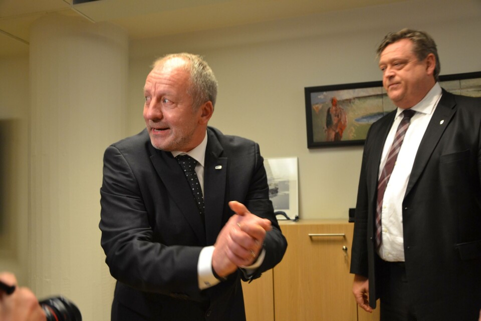 Fiskeri- og sjømatminister Geir Inge Sivertsen (H) har fått økonomiske godtgjørelser fra flere steder etter at han ble utnevnt som statssekretær. Her sammen med tidligere fiskeri- og sjømatminister Harald Tom Nesvik (FrP). Foto: Harrieth Lundberg