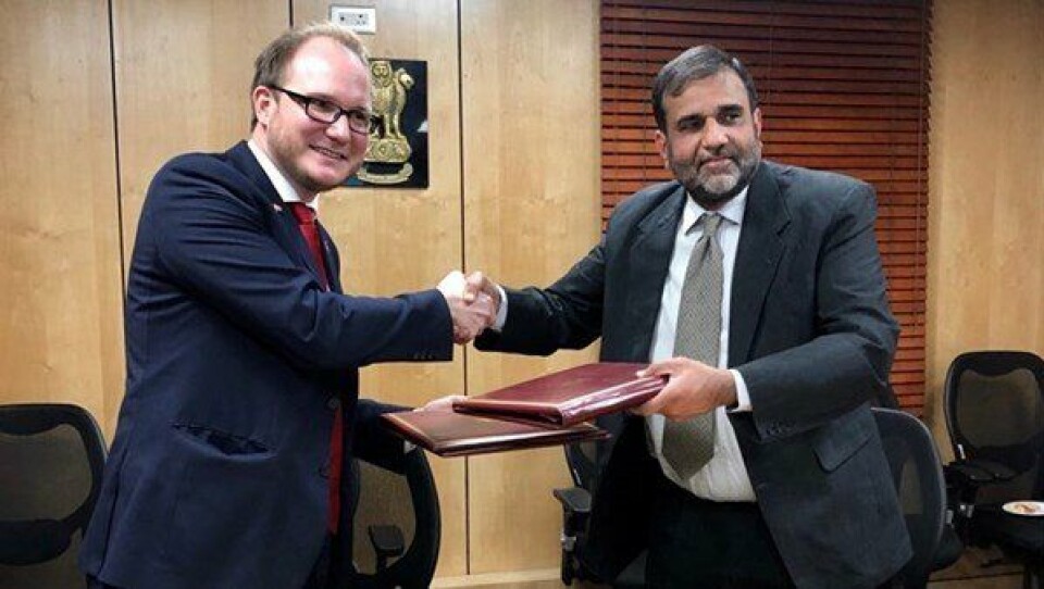 Statssekretær Daniel Bjarmann-Simonsen og departementsråd Anup Wadhawan i Indias Nærings- og industridepartement skrev under avtalen. Foto: NFD