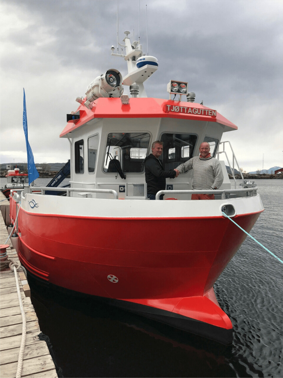 Arne Håvard Måsøy, lokalitetsleder ved Nova Sea Tjøtta (t. v.), og Greger Samuelsen, markedssjef i FMS er fornøyde med samarbeidet. Foto: Folla Maritime Service AS.