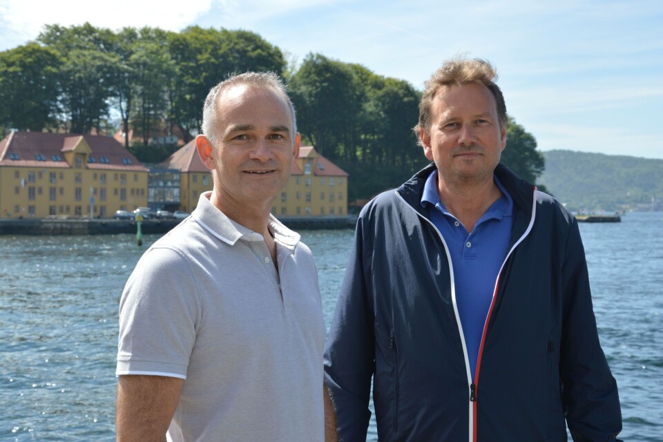 Salgsansvarlig Morten Holm og daglig leder Svein Kenneth Krossli i iTecSolutions Systems & Services, sier deres biomassemåler kan måle over 8000 laks i døgnet. Foto: Therese Soltveit.