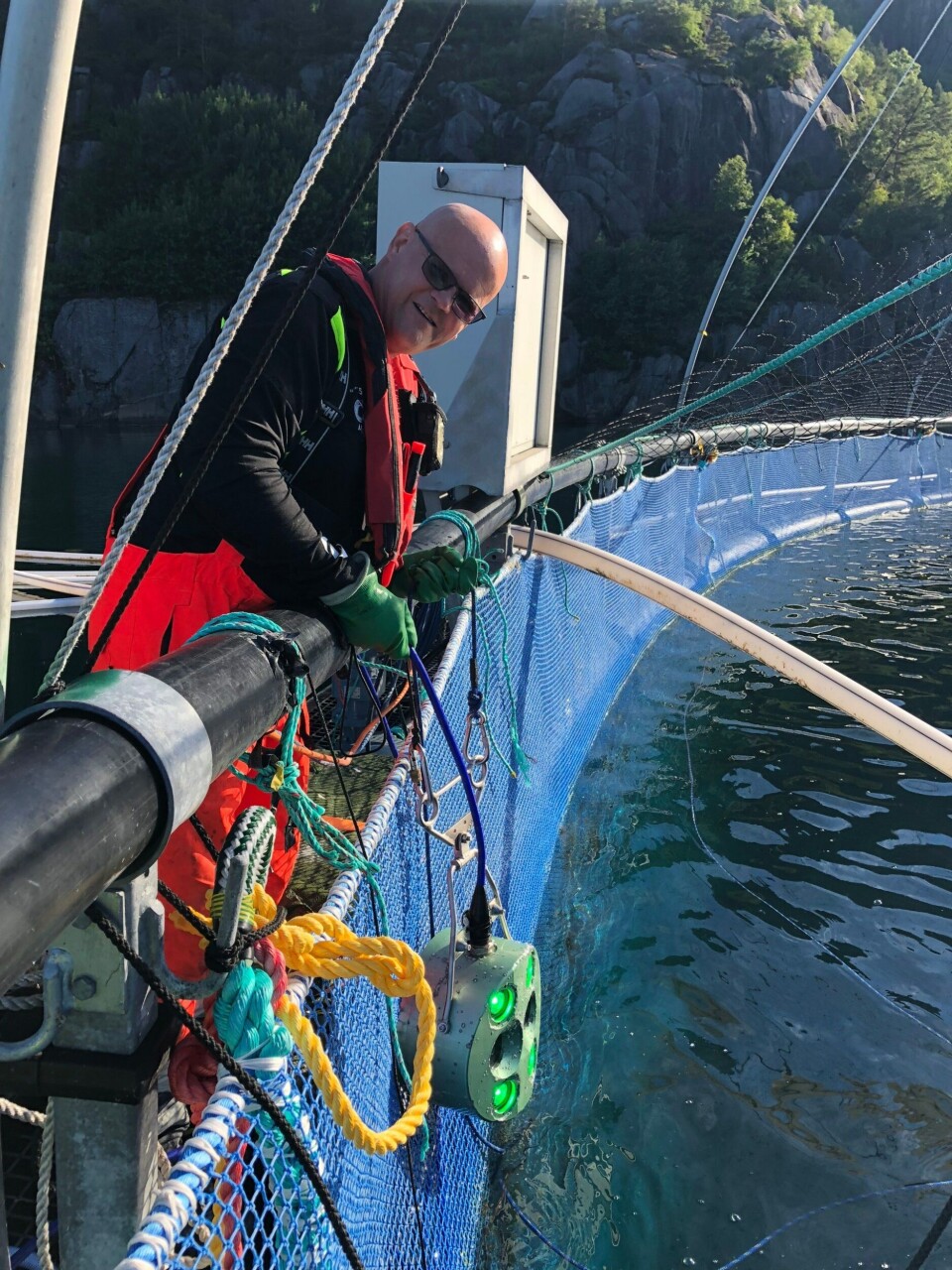 Driftsansvarlig Roy Tesdal i Marine Harvest, er svært fornøyd med biomassemåleren, som han mener hjelper de å ha god oversikt på slaktevekten til fisken blant annet. Foto: Marine Harvest.