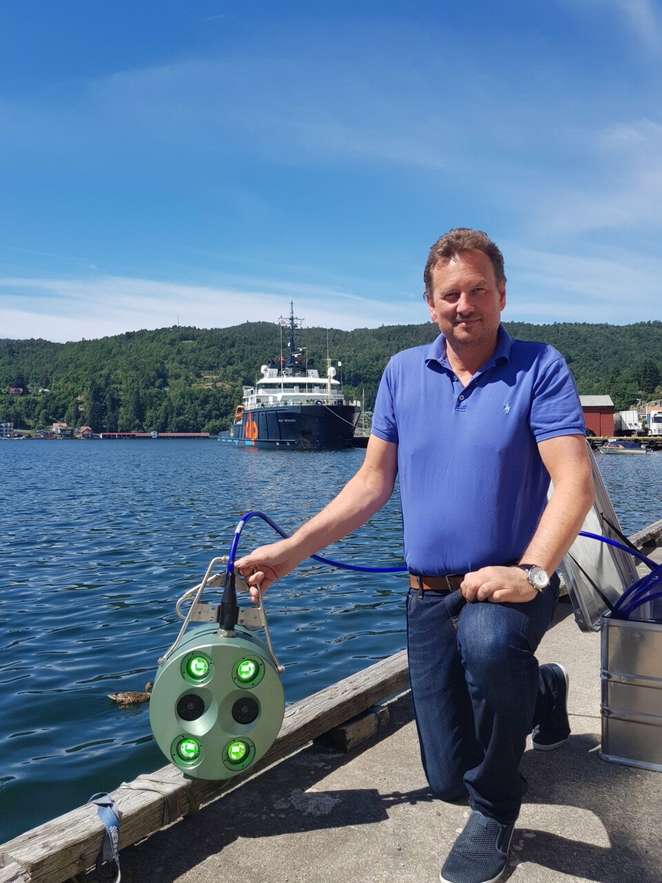 Daglig leder Svein Kenneth Krossli klar for å sette ut biomassemåleren i sjø. Foto: privat.