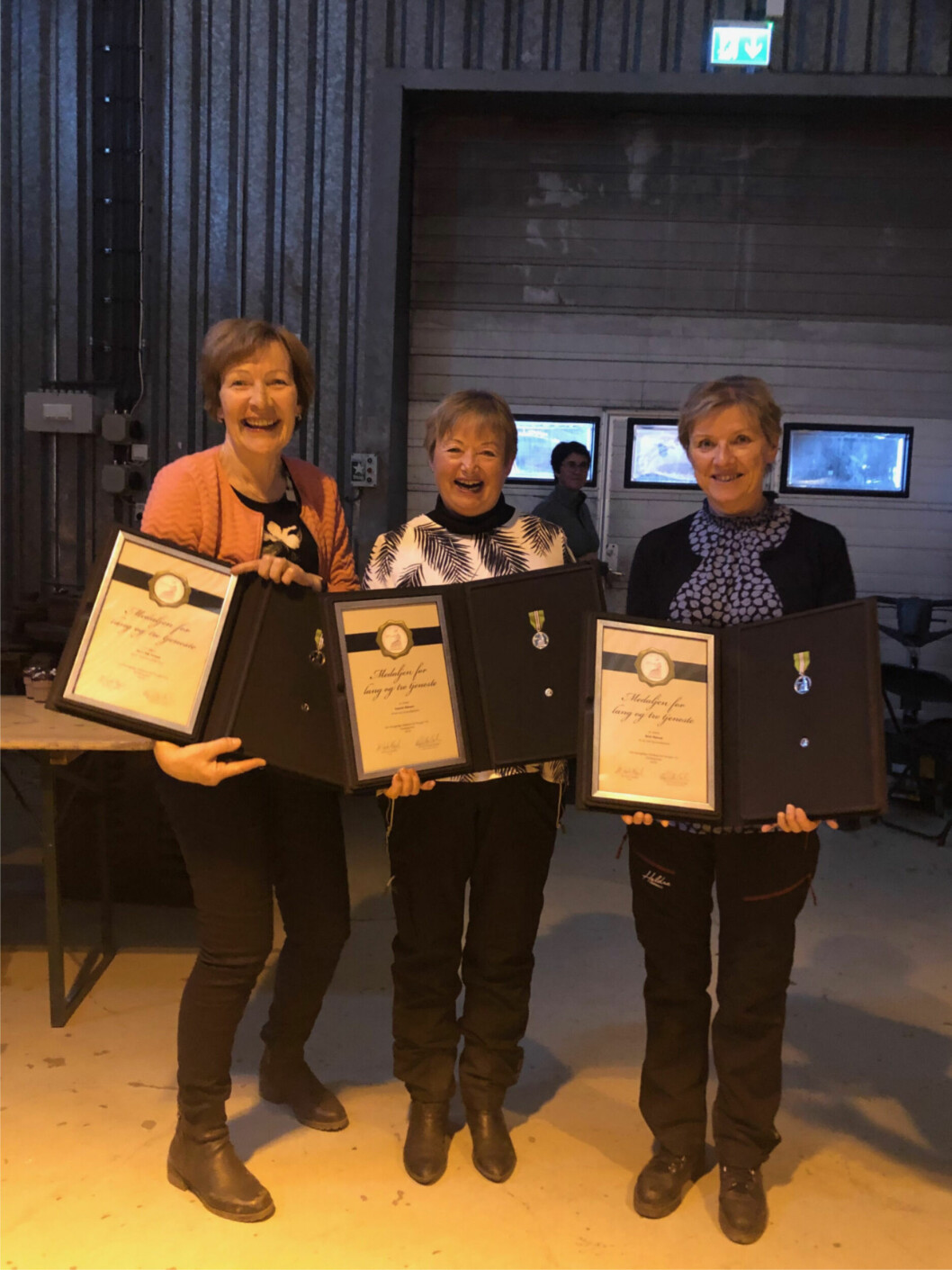 Toril Vik Veland (f.v), Ingunn Eikeset og Britt Ryland var tydelig overrasket og stolte av å ha blitt tildelt Norges Vel Medalje for lang og tro tjeneste. Foto: Kystrederiene.