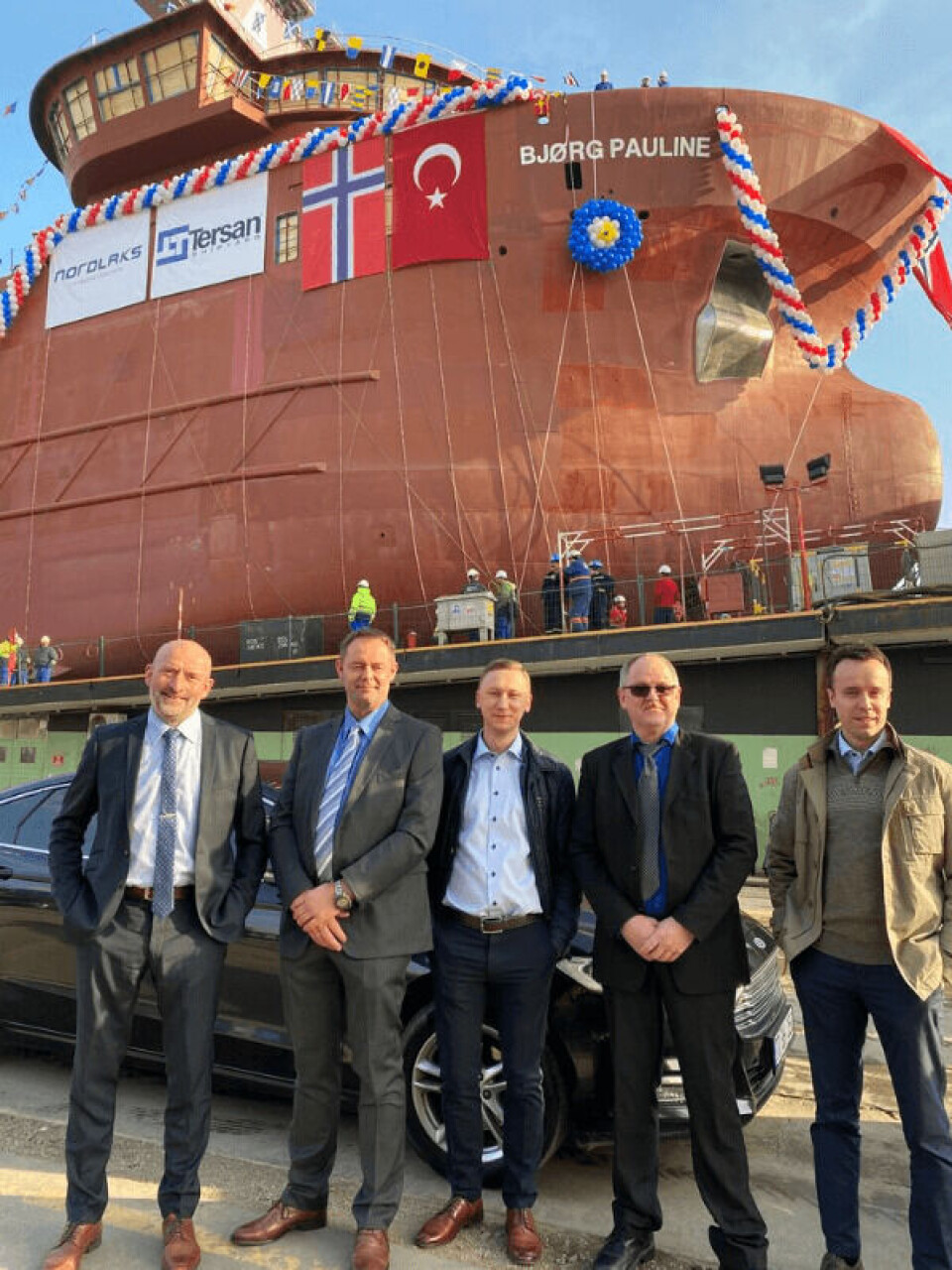 Fra venstre: Kurt Werner Nilsen (Brønnbåtansvarlig i Nordlaks), Per Tore Paulsen (skipper i Nordlaks), Ivan Chekanin (NSK Ship Design, designer), Svein Arild Jakobsen (skipper i Nordlaks), Øyvind Nikolaisen (NSK Ship Design, designer). Foto: Merete Kristiansen / Nordlaks