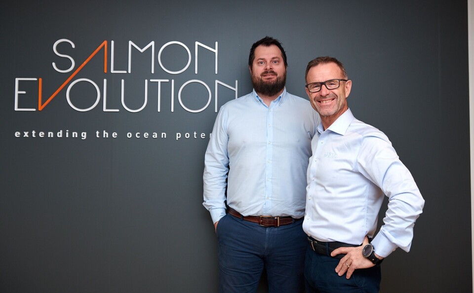 Finansdirektør Håkon Andrè Berg (t.v) er nylig blitt ansatt hos Salmon Evolution. Daglig leder Odd-Tore Finnøy (t.h) er glad for at Berg takket ja . Foto: Salmon Evoution / Brunes Foto.