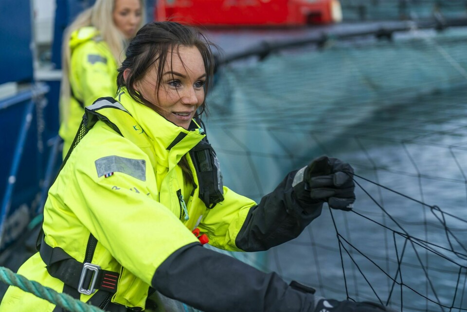 Alice Øksheim (30) på merdkanten. Foto: Nordic Blu AS