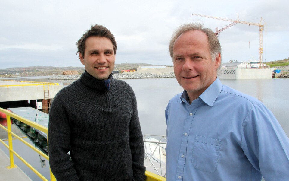 Daglig leder Ola Krystad (til venstre) og daglig leder Are Brekk signerte tirsdag den femårige leieavtalen på vegne av respektive selskap; henholdsvis KB Dykk og Moen Ship Management. Foto: Torkil Marsdal Hanssen.