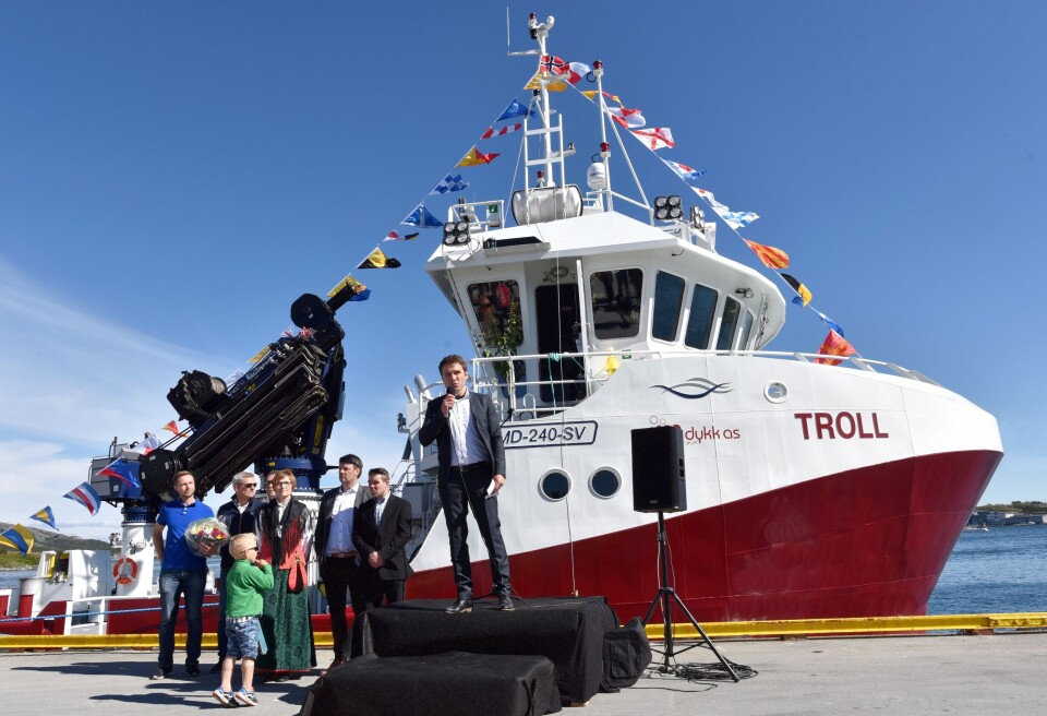 NYTT FARTØY: Troll ble levert og døpt for mindre enn to måneder siden, og oppdraget for islandske Arnarlax betyr et stort steg for hele KB Dykk og daglig leder Ola Krystad (med mikrofonen). Foto: Tom Lysø.