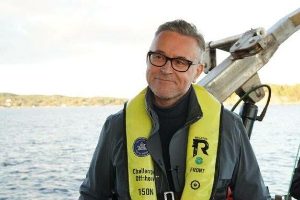 Fiskeri- og sjømatminister Odd Emil Ingebrigtsen deler ut midler til utvikling av sjømatnæringen i Vardø. Foto: NFD