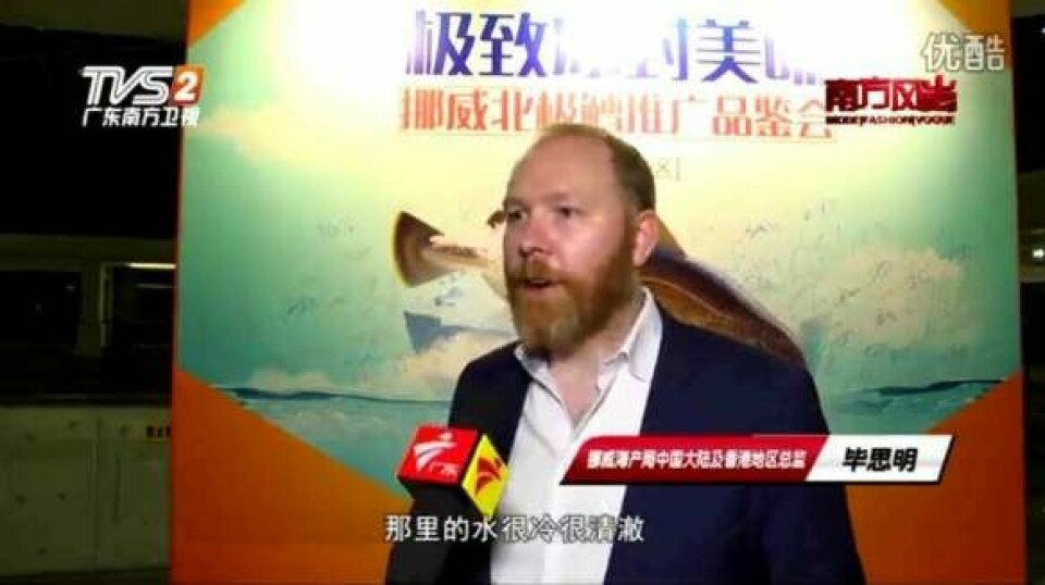 Sigmund Bjørgo blir intervjuet av en kinesisk TV-kanal. Foto: Norges sjømatråd.