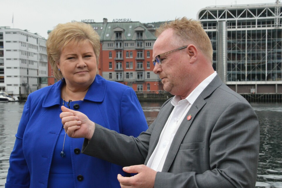 Per Sandberg (Frp) holder pressekonferanse på bryggen sammen med statsminister Erna Solberg, før Havbrukskonferansen 2016. Foto: Therese Soltveit
