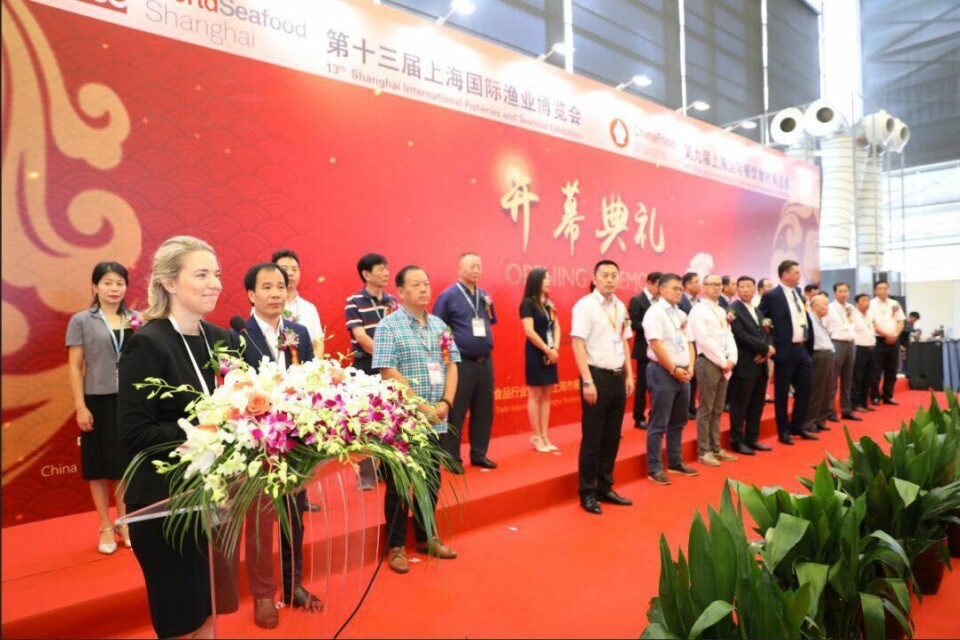 Victoria Braathen (til venstre) sier det er et betydelig potensial for økt konsum av norsk sjømat i Kina i årene som kommer. Her under åpningsseremoni for World Seafood Shanghai. Foto: Norges sjømatråd.