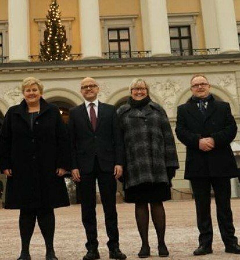 Deler av den nye regjeringen anført av Erna Solberg, med Elisabeth Aspaker og Per Sandberg til høyre i bildet. Foto: Regjeringen.no