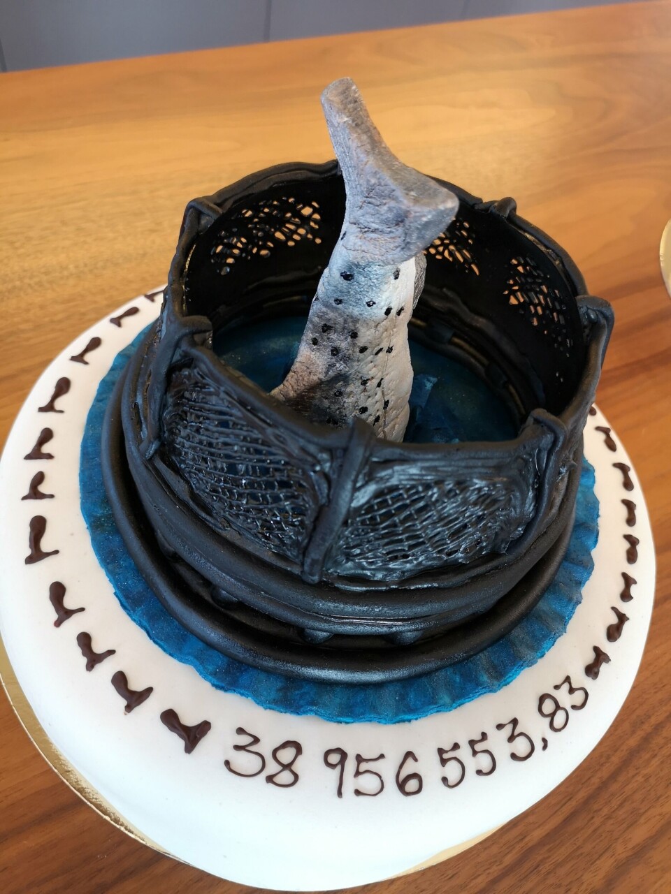 Kake med laks i merd og summen som Austevoll kommune får fra Havbruksfondet under. Foto: Ole Andreas Drønen. Kake med laks i merd og summen som Austevoll kommune får fra Havbruksfondet under. Foto: Ole Andreas Drønen.