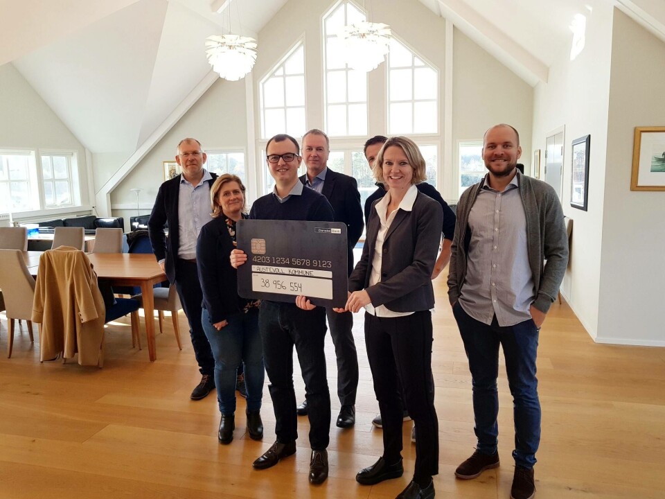Ole Morten Troland (Troland Lakseoppdrett), Anja Heggholmen (varaordfører), Ordfører i Austevoll Morten Storebø, Rådmann Bjarte, Ingebrigt Landa (Kobbevik og Furuholmen Oppdrett), Nina Møgster ( Lerøy Sjøtroll), og Henrik Melingen (Melaks) viser frem sjekkheftet fra Havbruksfondet. Ole Morten Troland (Troland Lakseoppdrett), Anja Heggholmen (varaordfører), Ordfører i Austevoll Morten Storebø, Rådmann Bjarte, Ingebrigt Landa (Kobbevik og Furuholmen Oppdrett), Nina Møgster ( Lerøy Sjøtroll), og Henrik Melingen (Melaks) viser frem sjekkheftet fra Havbruksfondet.