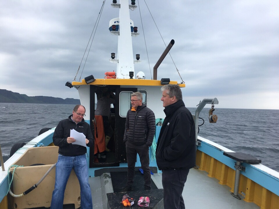 Fra venstre på bildet ser du Alex MacInnes, Director i Organic Sea Harvest, Hugh Drever, Managing Director i Villa Seafood UK, og Robert Gray, Director i Organic Sea Harvest under en planleggingstur på lokalitet. - Det var de tre, sammen med Alister MacKinnon som dro i gang dette prosjektet, opplyser Ove Thu, som er ny direktør i selskapet. Klikk for større bilde. Foto: Ove Thu.