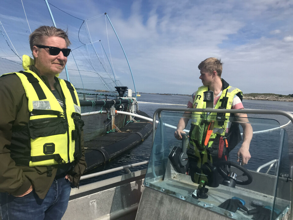 Tett på:  Produksjonssjef Harry Osvald Hansen trives best når han får være ute på anleggene og jobbe tett på både fisk og kolleger. Foto: Anna Lian.