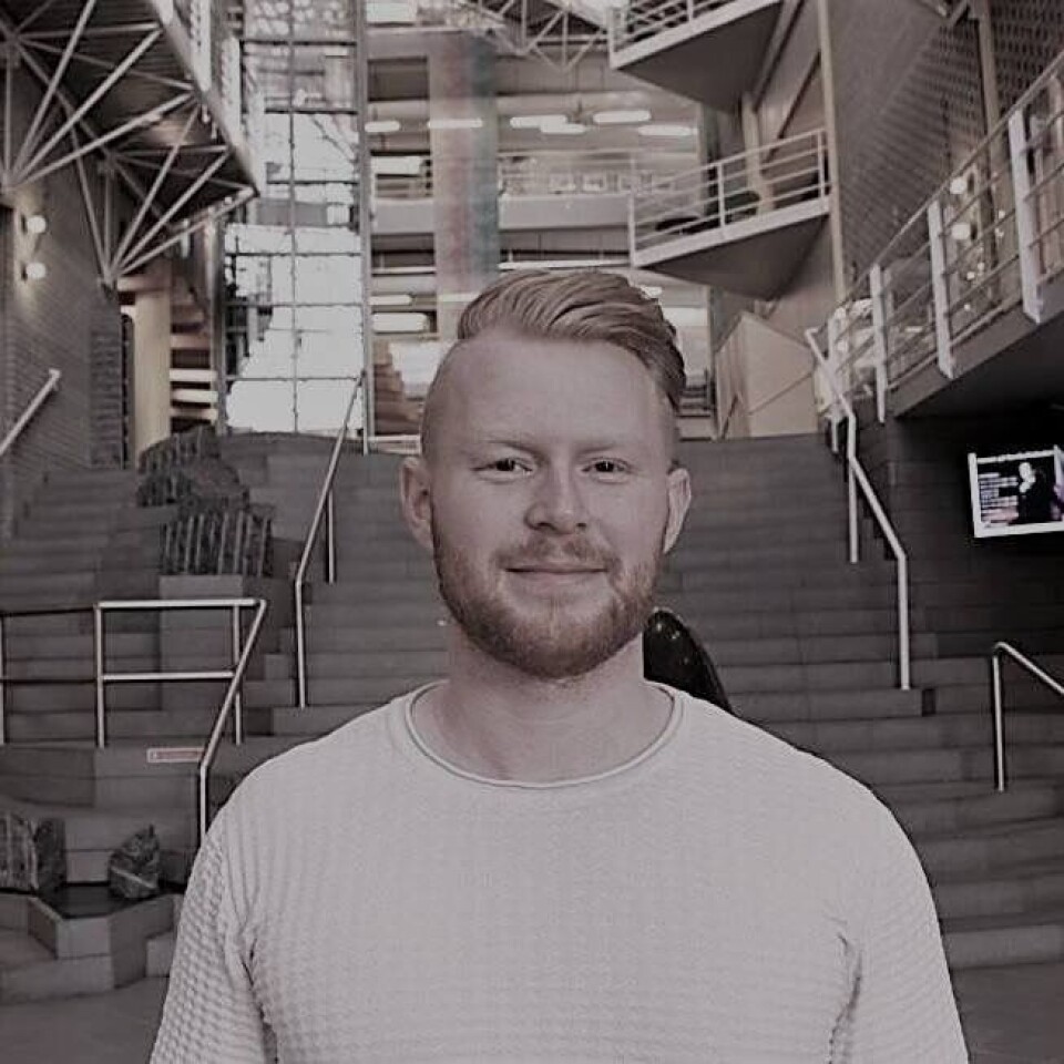 Ole Troland (27) har vokst opp i familieselskapet Troland Lakseoppdrett. Nå tar han mastergrad ved Universitetet i Tromsø. Foto: Privat.