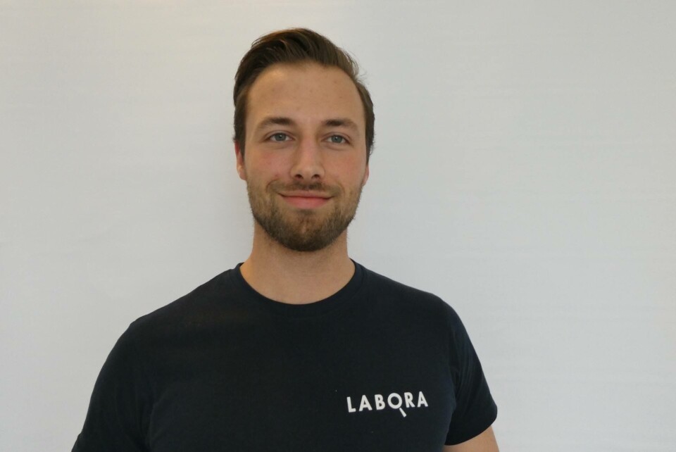 Kristian Gillebo Sørmo sier det aldri er en kjedelig dag på jobben som fiskehelsebiolog. Foto: Labora.