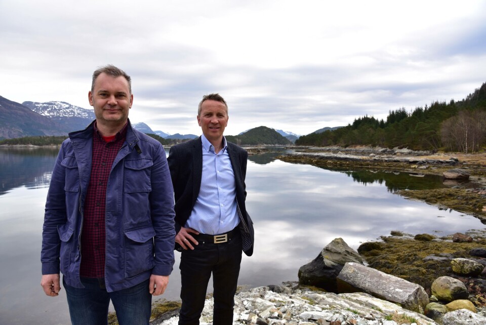 Ola Teigen (t.v.) mener fiskeriministeren bommer når han hevder Norges fordeler fosvinner med landbasert lakseproduksjon. Her er han sammen med Martin Ramsdal, en av gründerne i selskapet Nekst. Foto: Nekst.