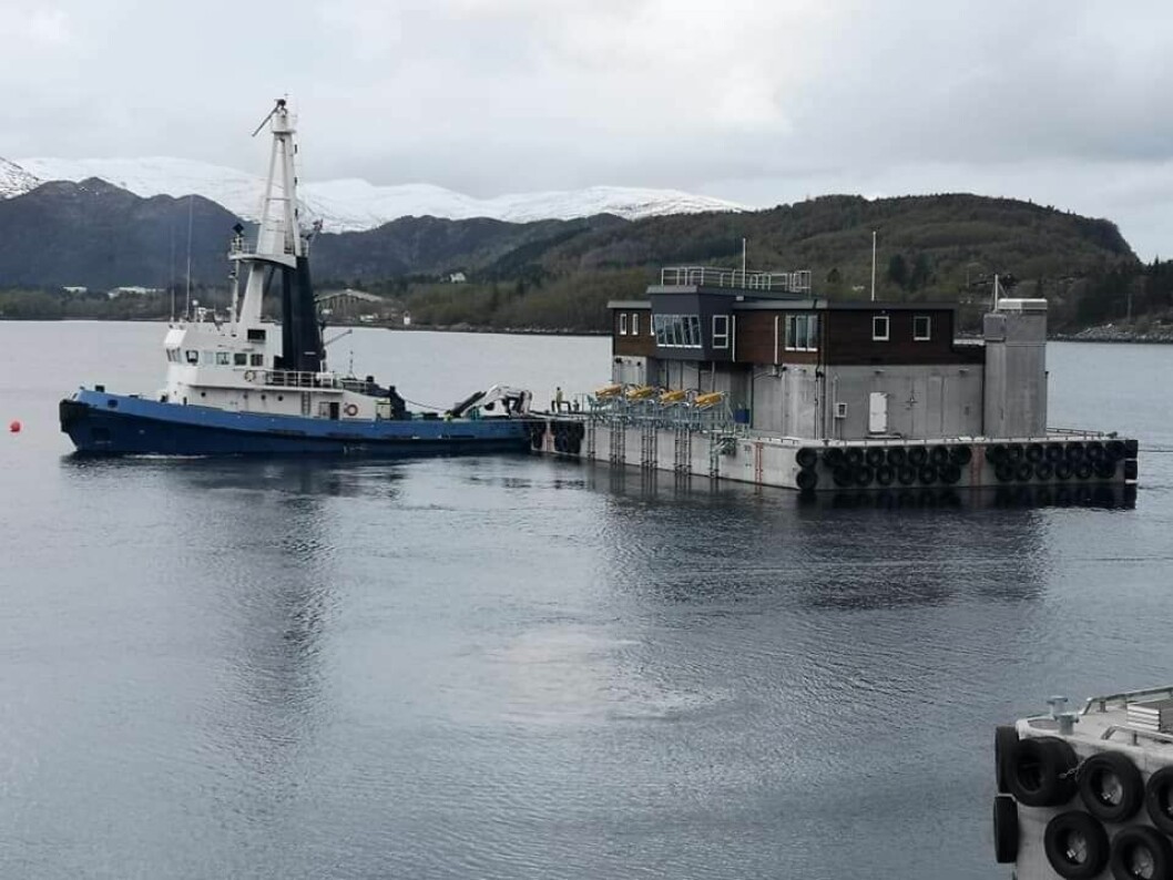 Betongflåten på vei til Lerøy Sjøtroll rett nord for Bergen. Foto: Marine Construction