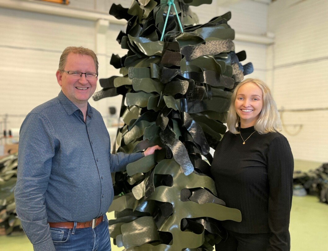 Etter mye omfattende arbeid kan Kjell Åge Saure og Mathilde Hauge Saure i Plany smile bredt, ettersom deres hvileskjul for rensefisk nå har blitt sertifisert. Foto: Plany.