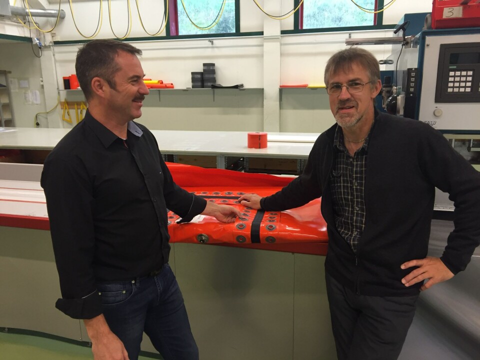 Sals- og marknadssjef Kenneth Brandal (til venstre) og områdesalsleiar Oddmund Grøttan har begge lang fartstid innan havbruk og er med på eit sterkt lag som ønskjer å tilby lønsame løysingar til kundane. Foto: Plany