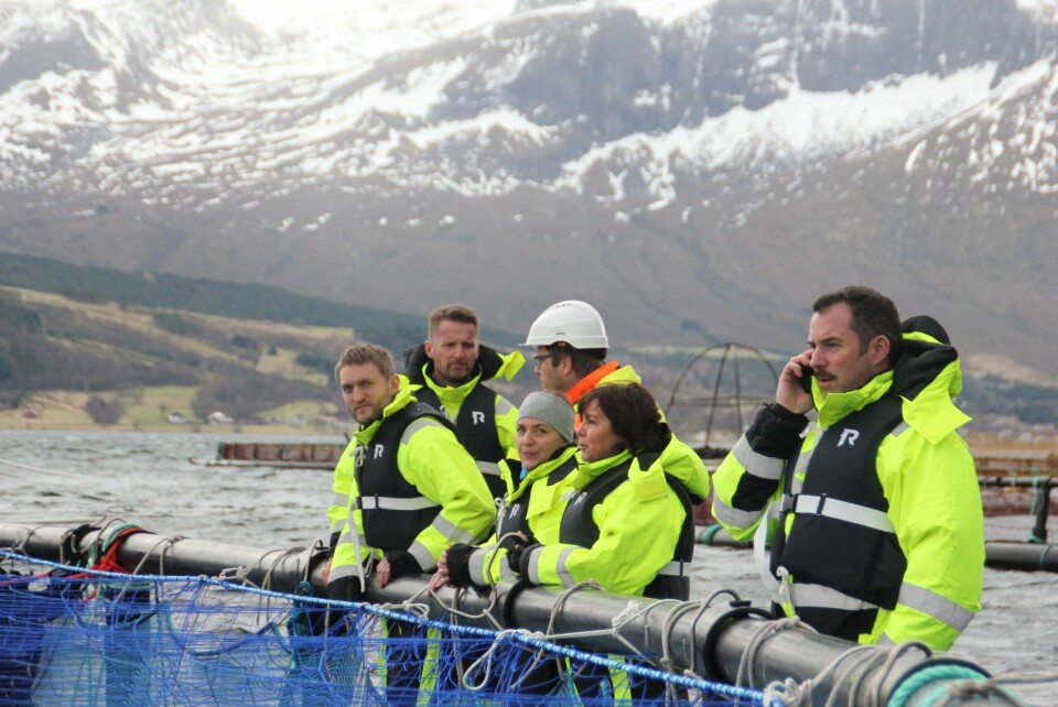 Erfaringsutveksling på merdkanten: - I dialog med brukerne oppstår det ofte mange gode ideer til nye løsninger, sier Gunnar Larsen i Plany. Fra venstre: Torstein Myrvågnes (servicemedarbeider Plany), Gunnar Larsen (administrerende direktør Plany), Sindre Vattøy (driftsleder Marine Harvest), Vibeke Hanssen (salgs- og markedssjef Mørenot Aquaculture), Bente Lund Jacobsen (administrerende direktør Mørenot Aquaculture), og Kenneth Brandal (markedssjef Plany). Foto: Gard Warholm