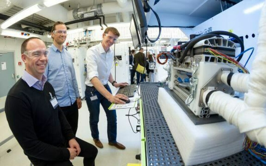 Forsker Graham Smith (til høyre) ved SINTEF demonstrer det nye hydrogenlaboratoriet i Trondheim under innvielsen. Gjestene er her representert ved Andreas Bodén og Johan Burgren fra den svenske brenselcelleprodusenten PowerCell. Foto: Thor Nielsen / SINTEF