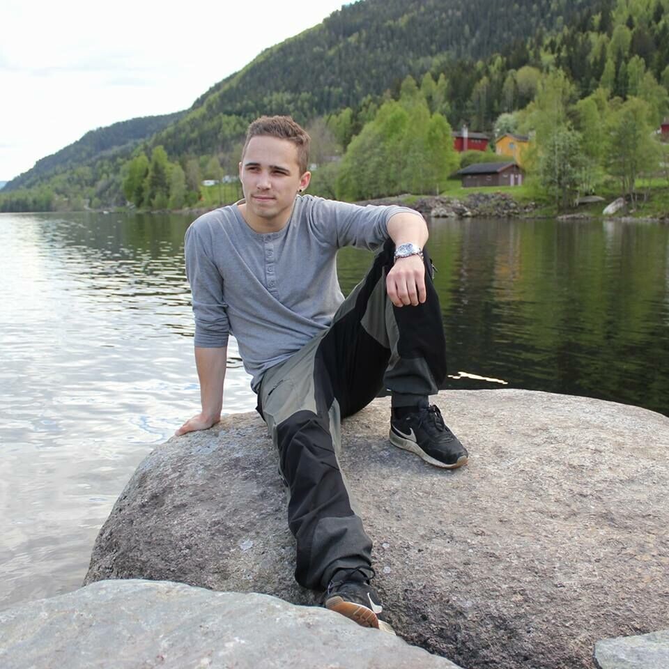 På fritiden driver 25-åringen med musikk og trening. Foto: Privat.